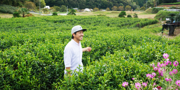 下山さんちのお茶の下山桂次郎さんが茶畑に立っている様子
