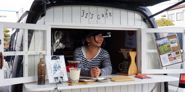 32's cafeの移動販売車の窓口に立つ柴田晴江さん