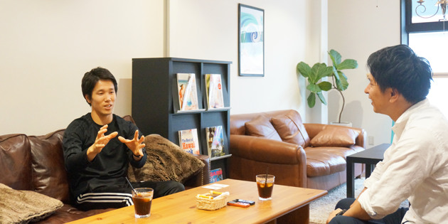 ラウンジのソファに座りインタビューに答える関元崇志さん