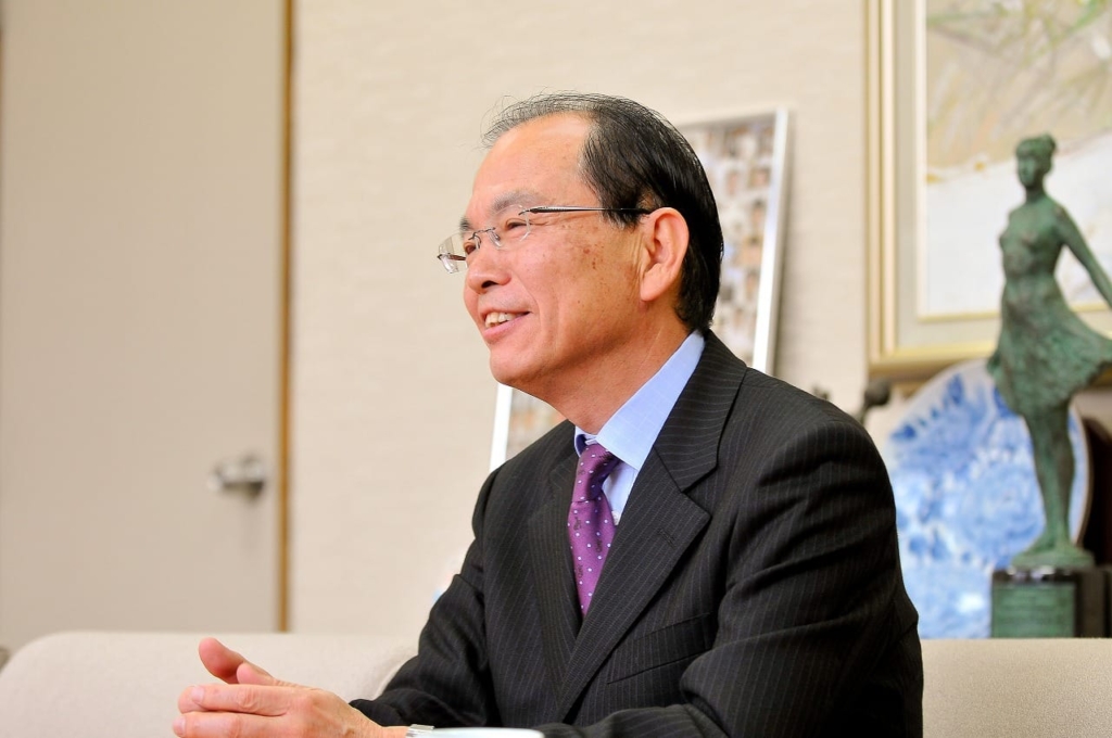 応接室のテーブルに着席し、インタビューに答える津山信用金庫の松岡裕司理事長。