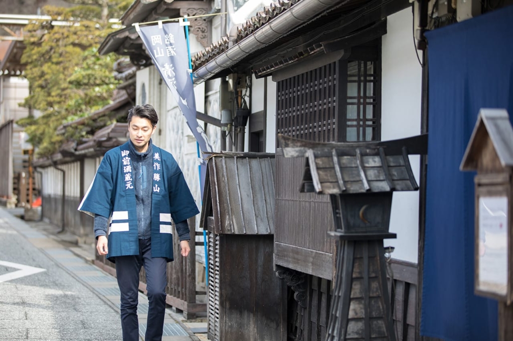 美作勝山の街並みを歩く辻総一郎さん