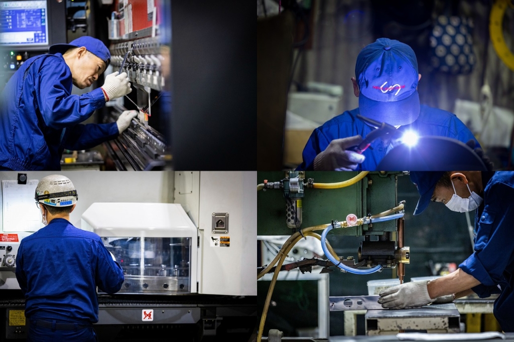 工場で作業中の社員の写真を4枚つなげたもの