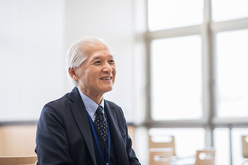 インタビューを受ける岡山理科大学の多田章利氏。