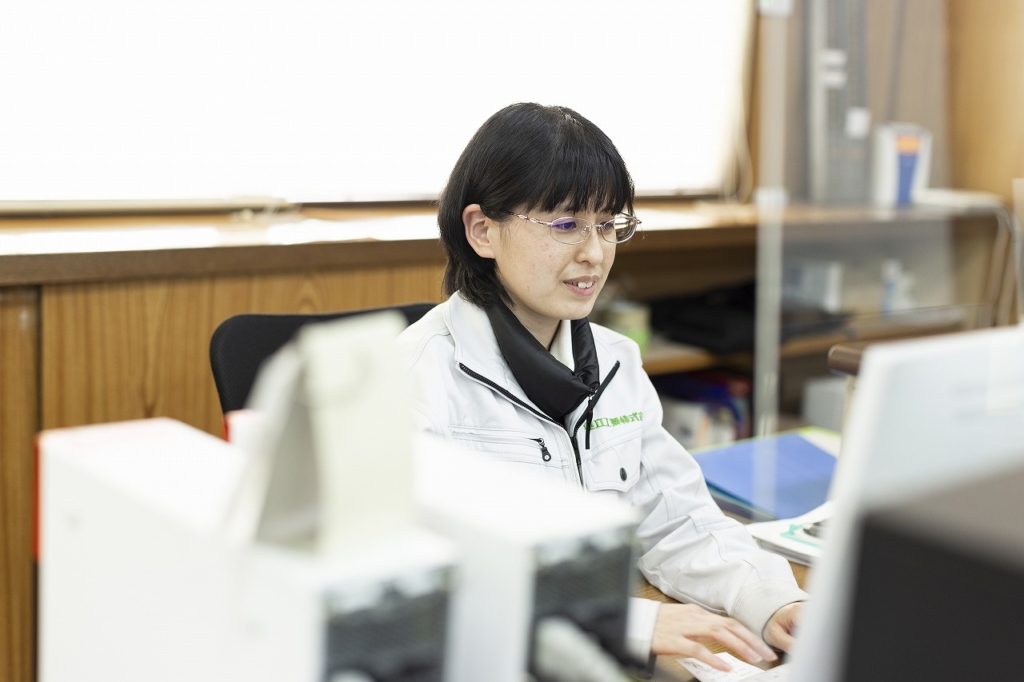 事務職員がパソコンで作業する