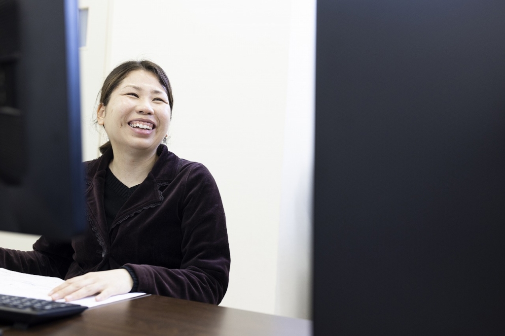 設計を担当する社員が笑顔で仕事について語る