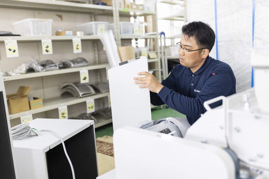 技術部の社員が機械の動作を確認する