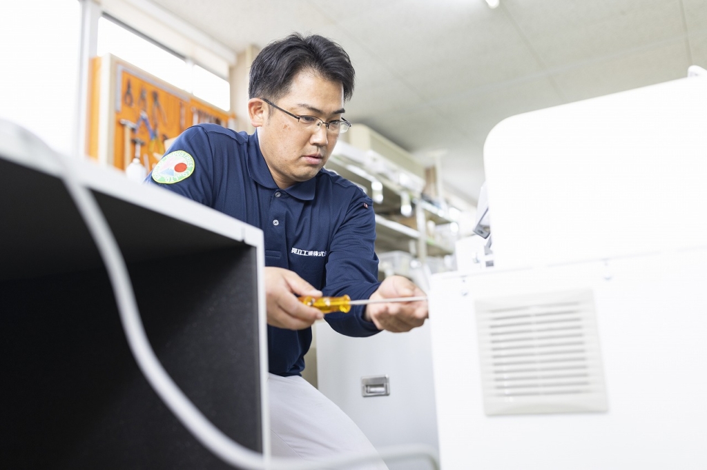 製品の組立てを行う社員