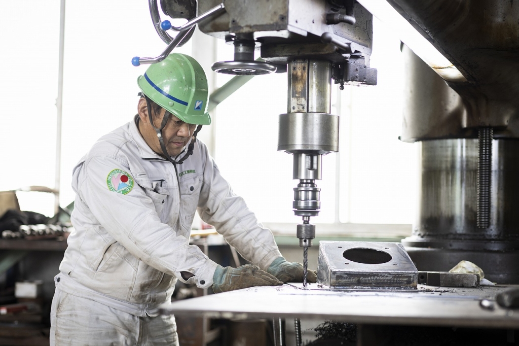 工場で機械を製作する社員