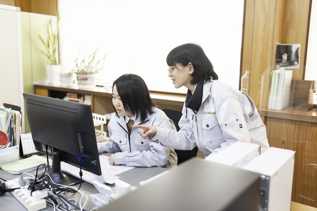 丁寧に若手社員を指導する社員