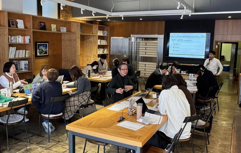 社員が机を囲んで話し合っている様子