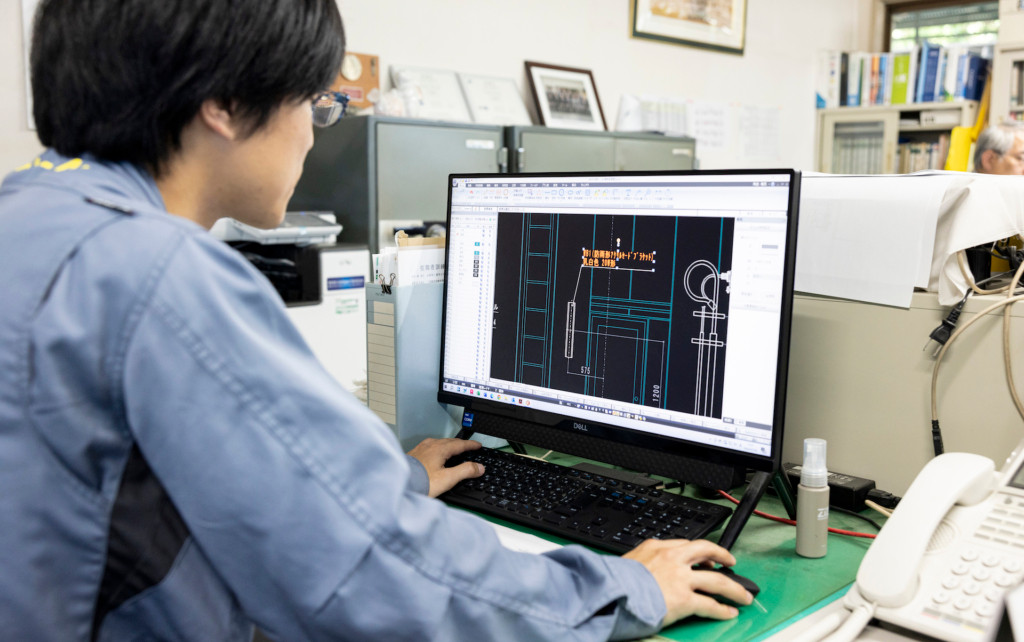パソコンのCADソフトを使用して図面を作成する様子