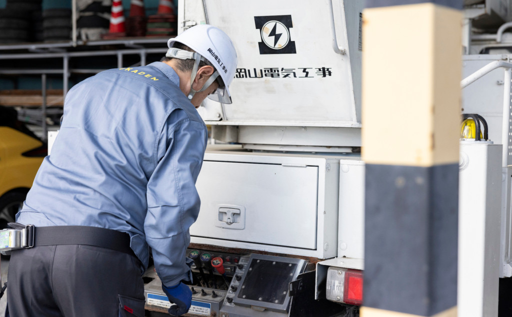 機材や設備を確認するヘルメット姿の社員