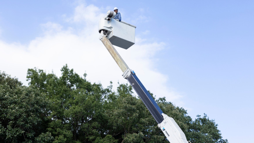 高所作業車のバケットに乗る作業員