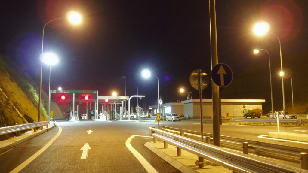 夜間に照明が点灯している高速道路のインターチェンジ