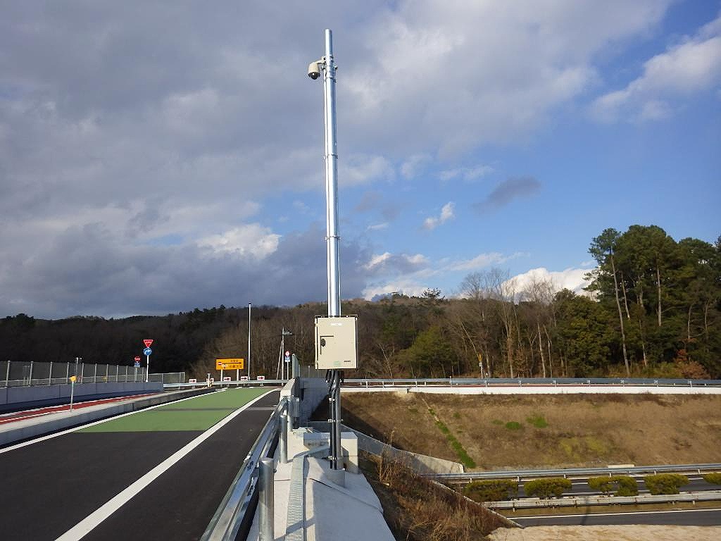 高速道路の状況を監視するCCTVカメラ等の設置工事も行います