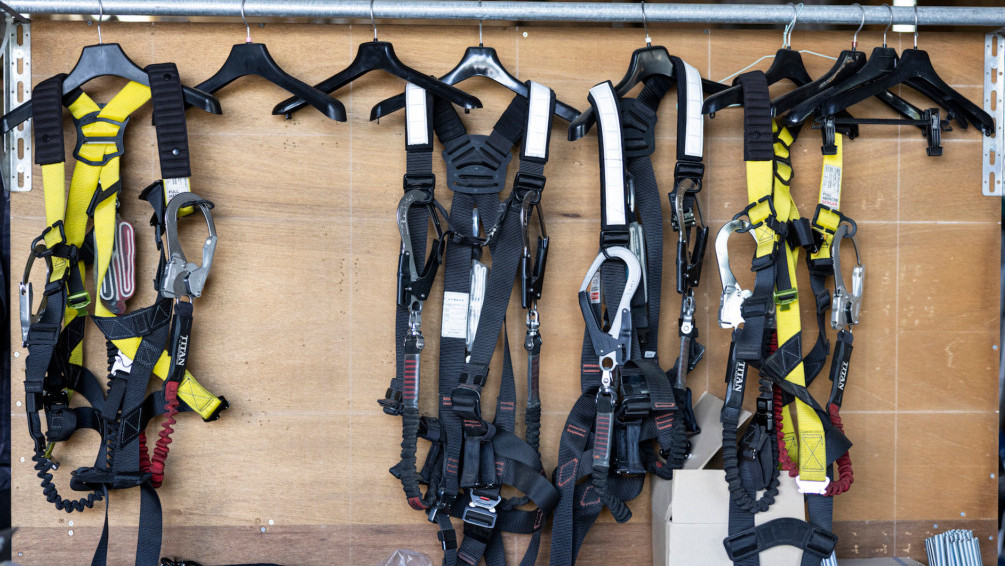 ラックに整理して掛けられている複数の安全帯