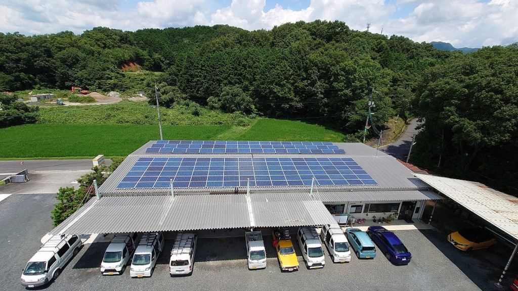 本社の屋根に設置されたソーラーパネル