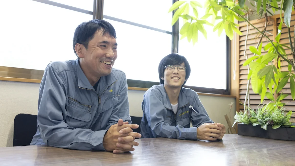 岡 朋範さん（写真左）