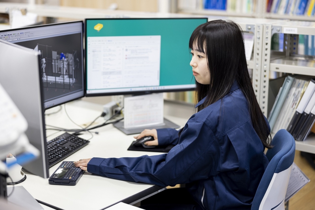 パソコンで設計をする社員