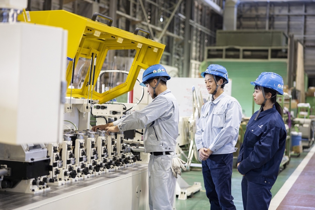 工場内で機械を操作する社員