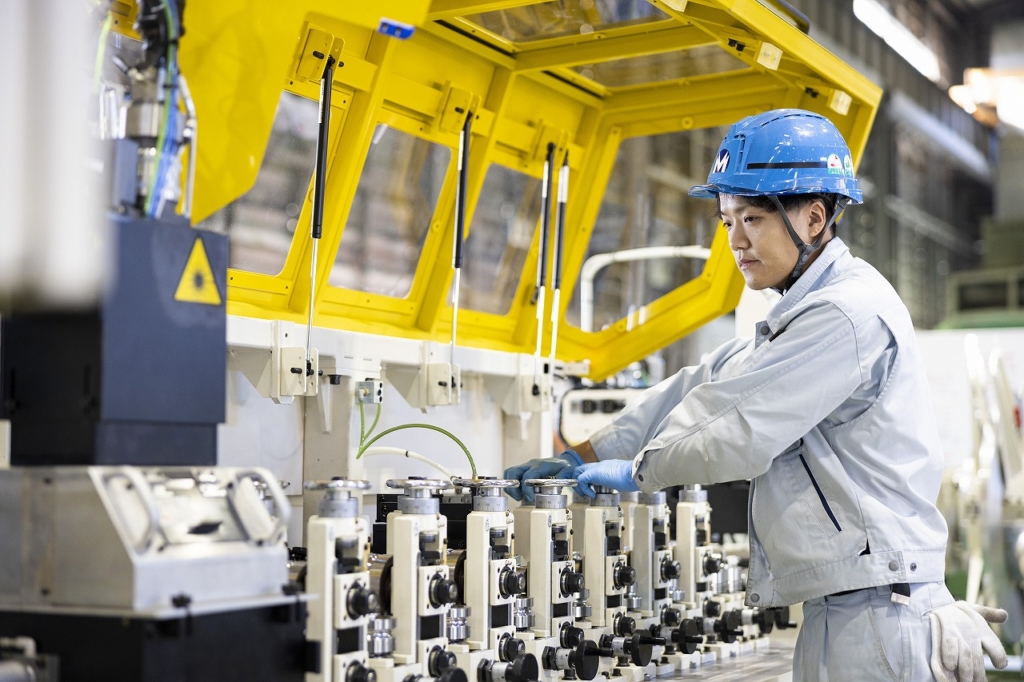 工場で機械を操作する製造業の社員