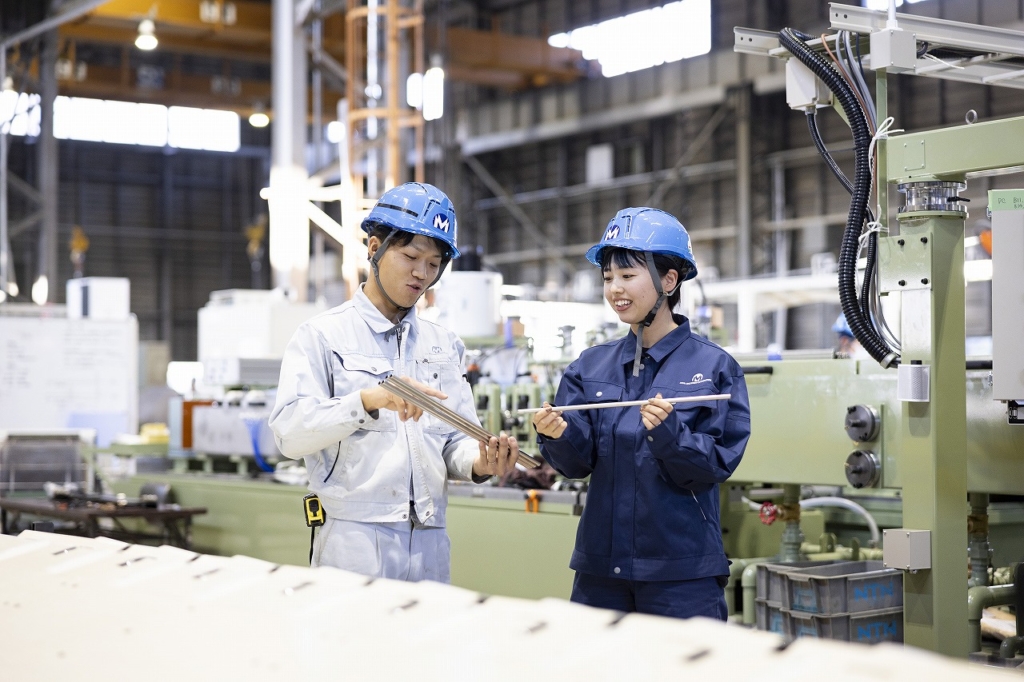 異なる部署の社員が製品について話し合う