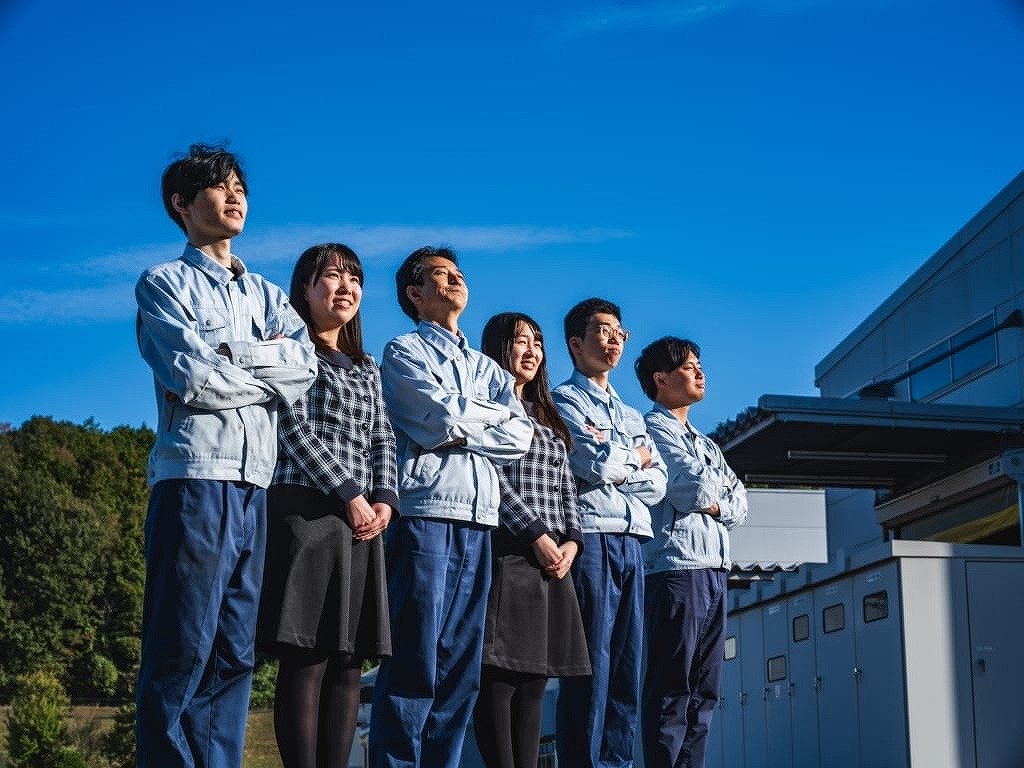 笑顔で並ぶ社員5名