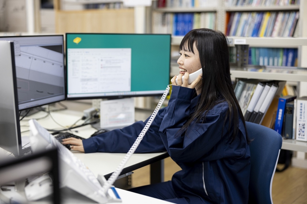 笑顔で電話対応する社員