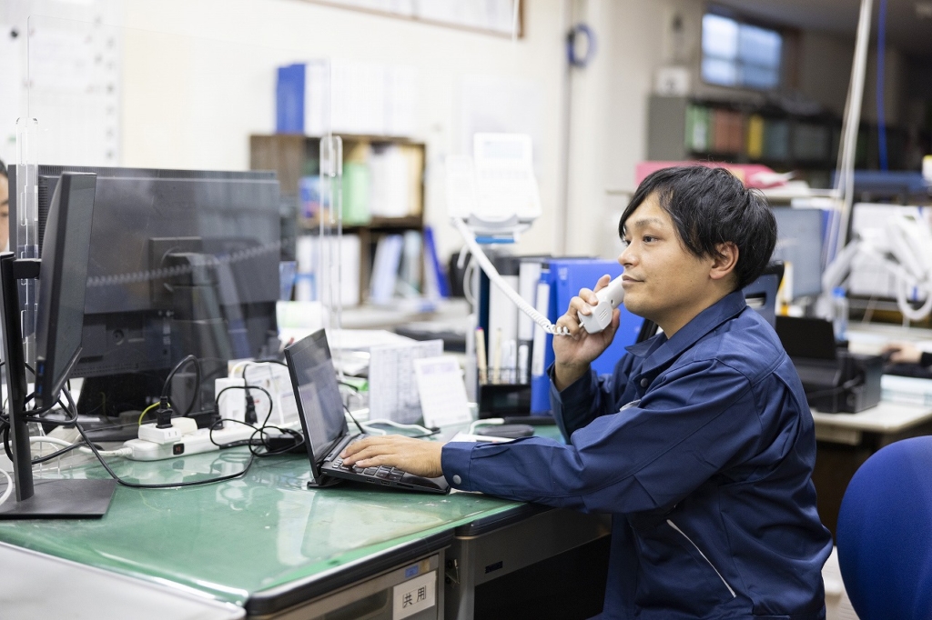 電話対応中の営業社員