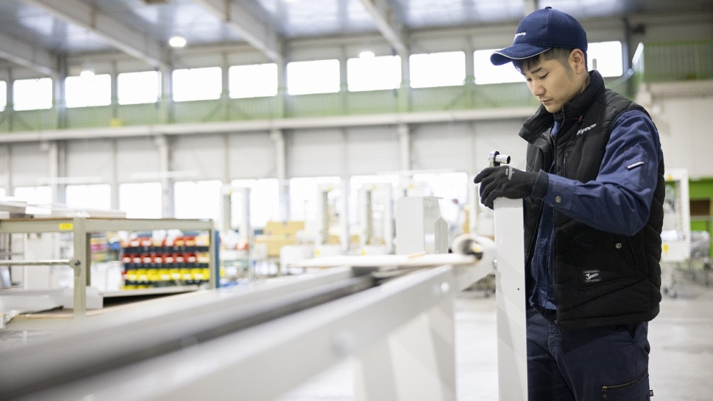 清潔な工場で機械の製造を行う社員