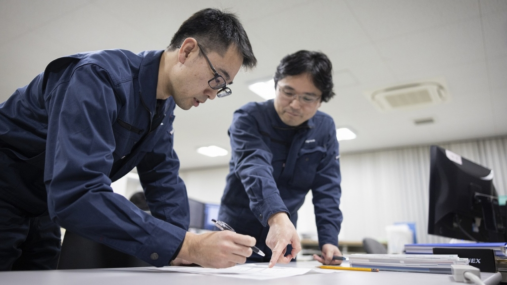 社員同士で連携し、仕事をする様子