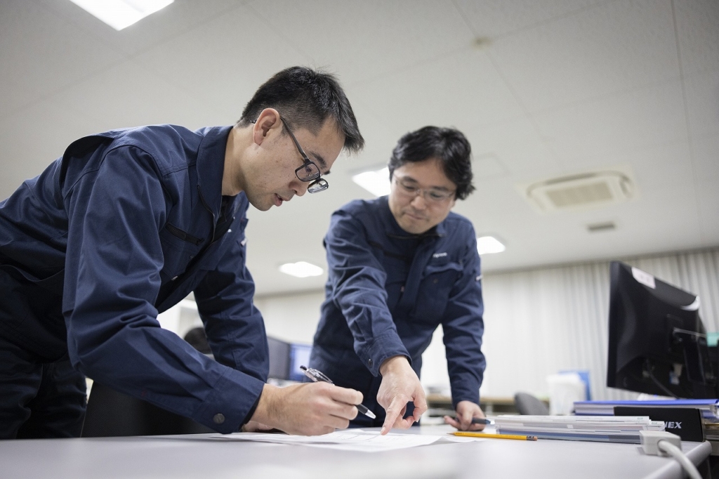 社員同士で連携し、仕事をする様子