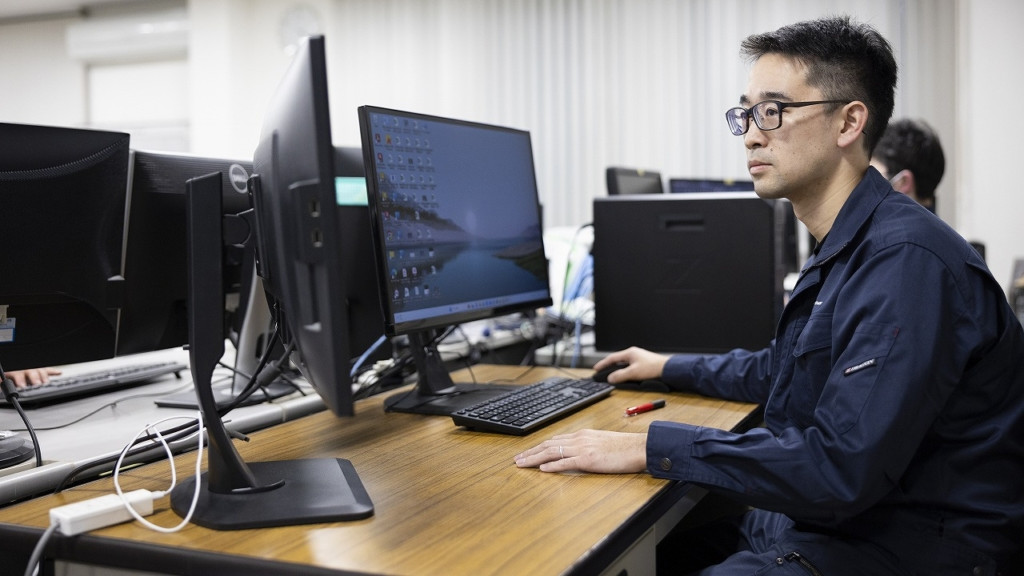 パソコンで設計・開発を行う社員