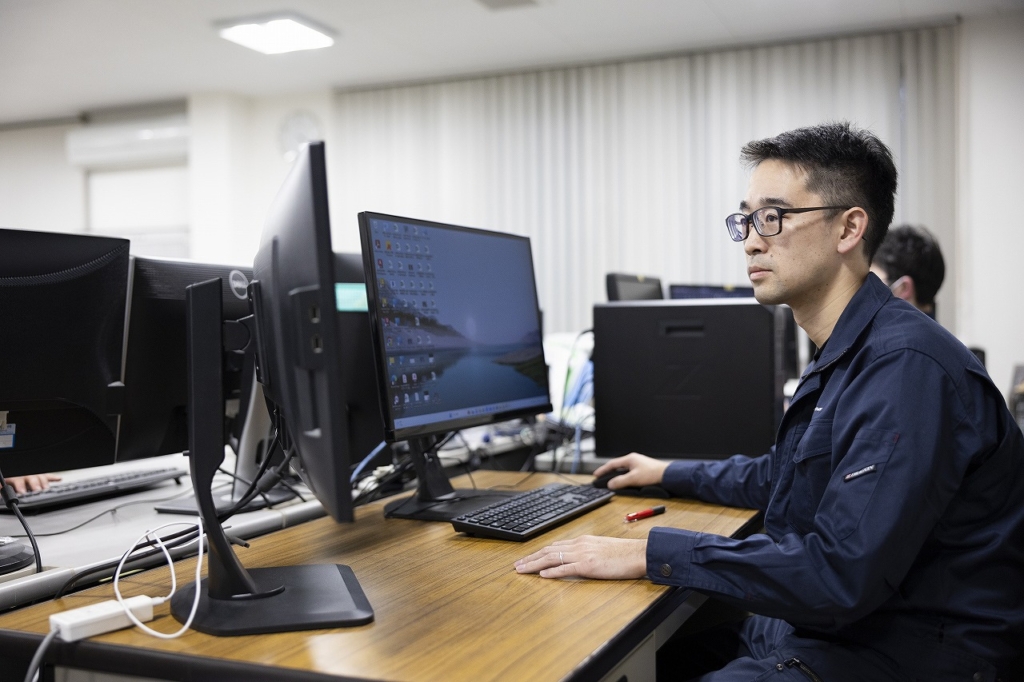 パソコンで設計・開発を行う社員