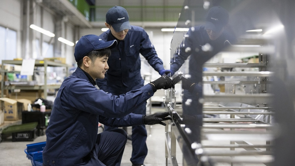 先輩社員が丁寧に指導する様子