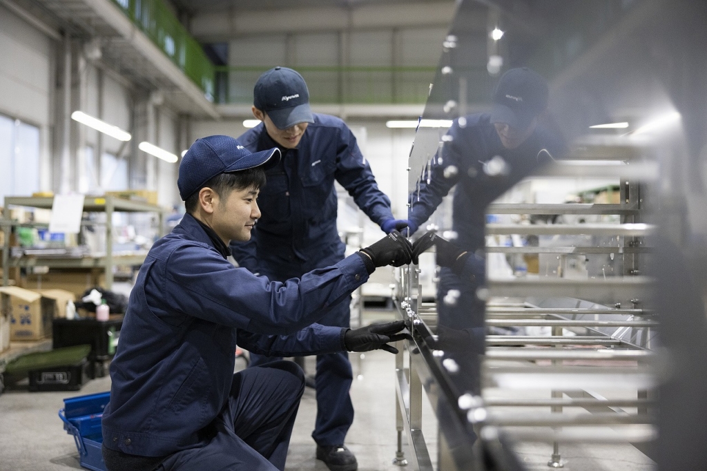 先輩社員が丁寧に指導する様子
