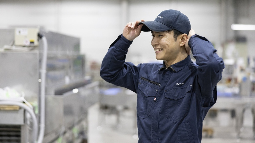 笑顔で仕事に取り組む社員