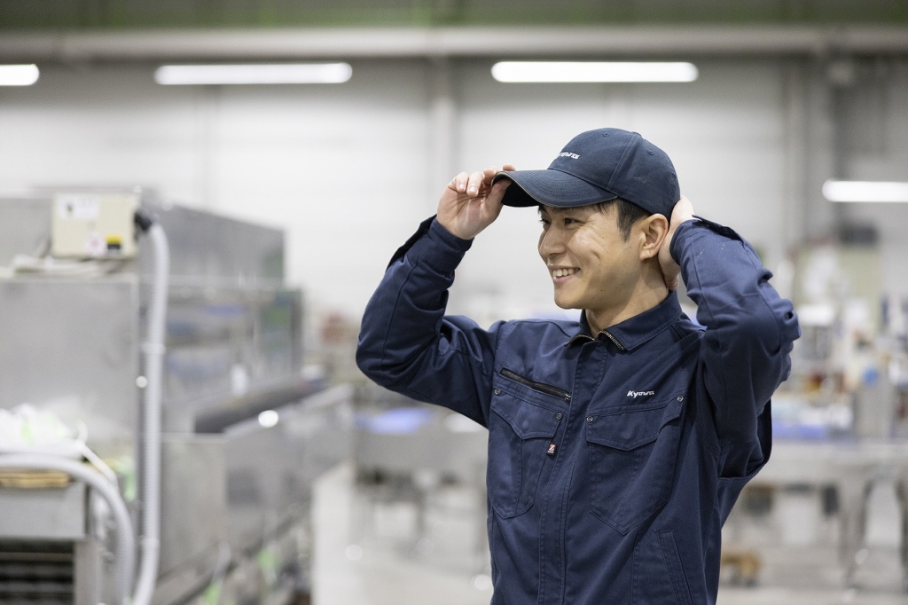 笑顔で仕事に取り組む社員