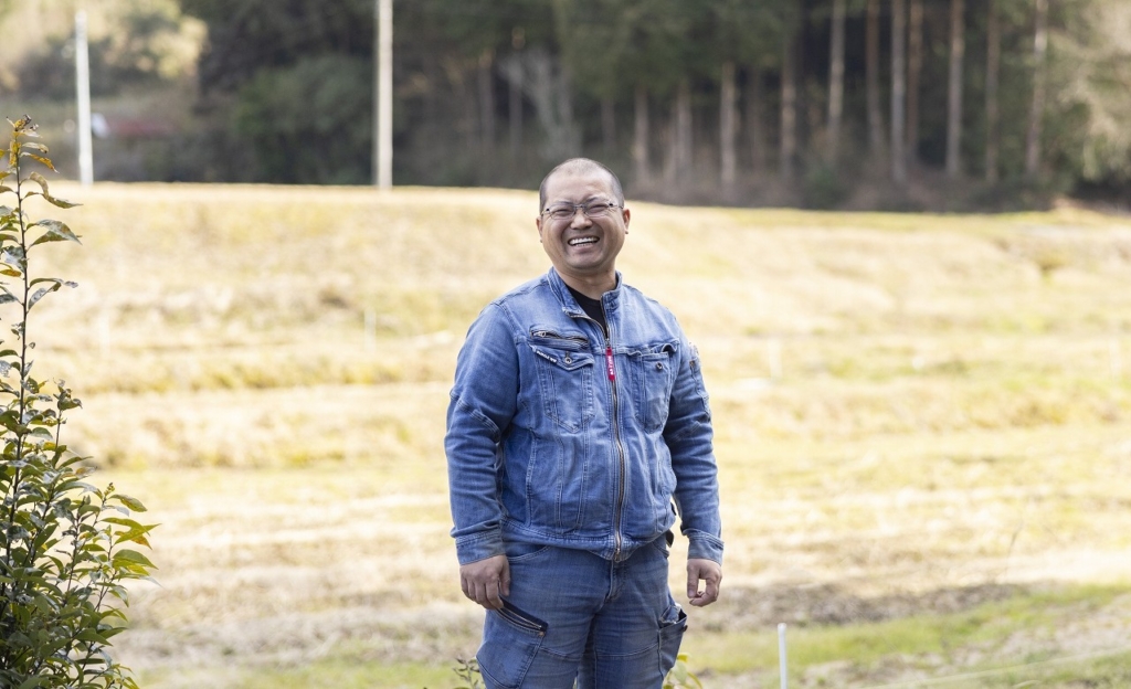 笑って立っている三船さん