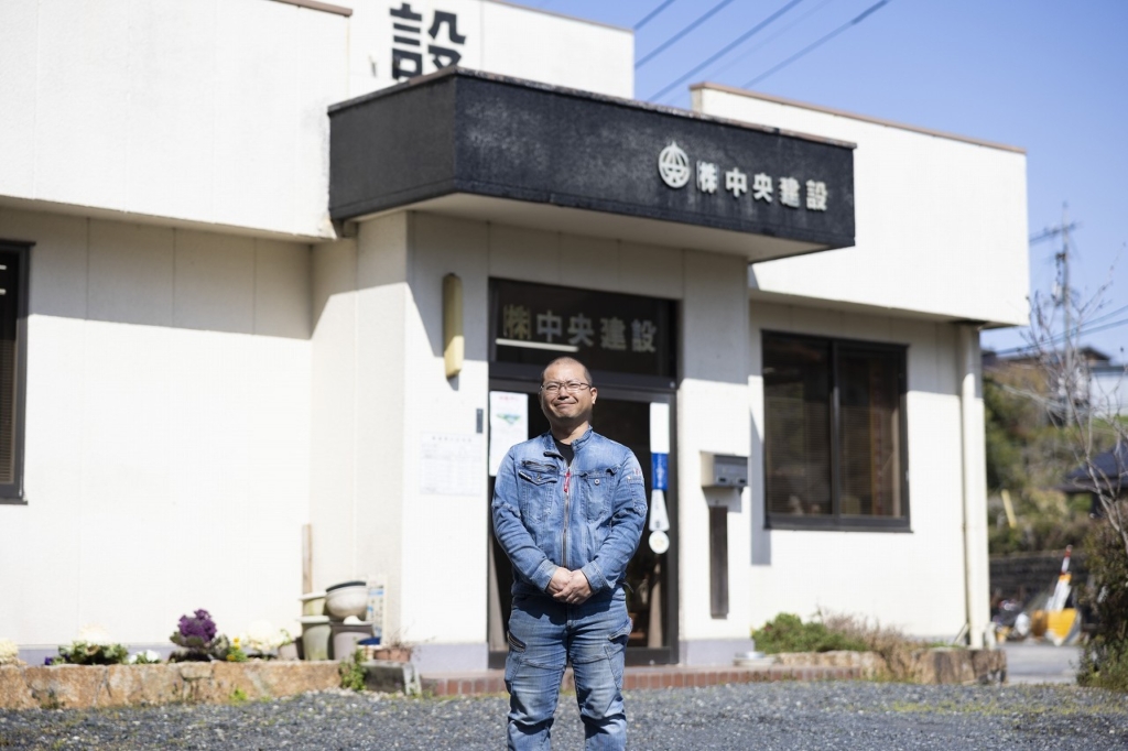 会社の前に立っている三船さん