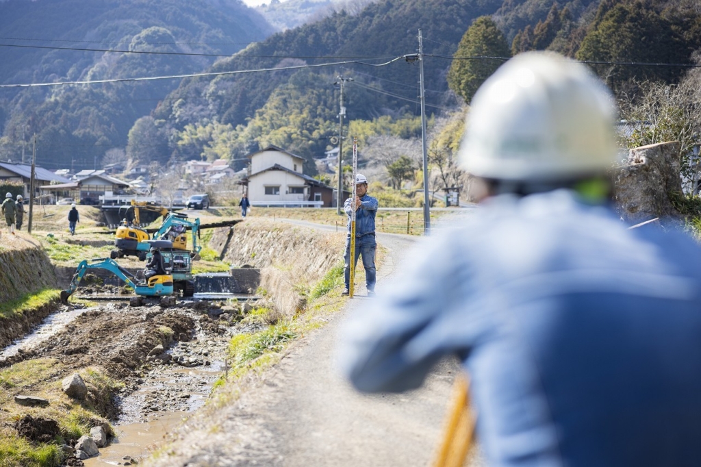 現場で測量をしている様子