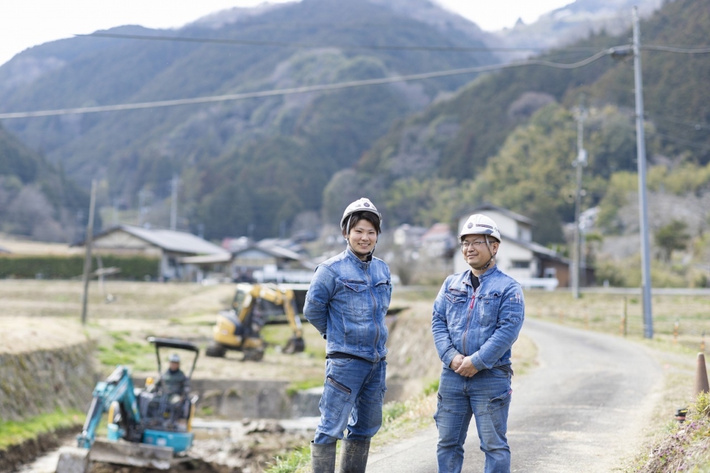 三船さんと社員が並んで立っている
