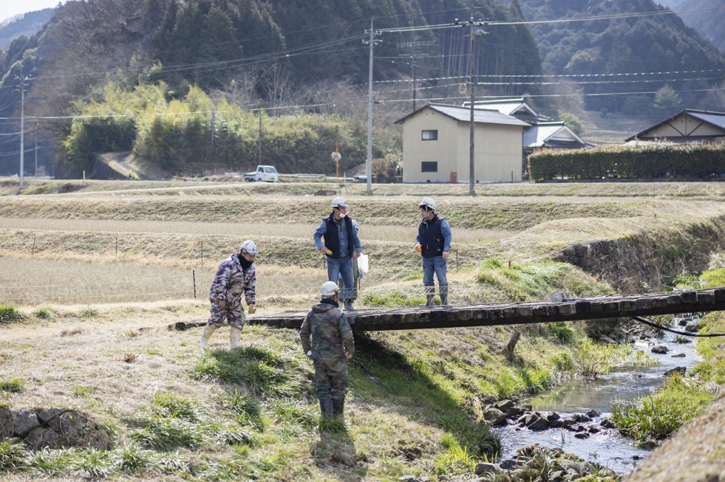 立ち話をしている4人の社員