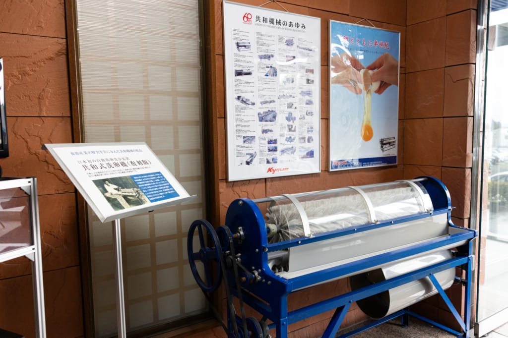 共和機械の社内に展示されている「共和式洗卵機（復刻版）」。青い土台の歴史的な機械。