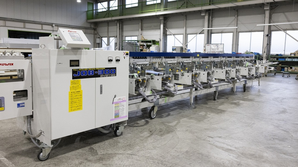 工場内で組み立て中の「洗卵選別包装機」の一部