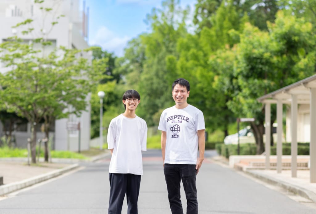 津山工業高等専門学校の構内で、インタビュアーと並んで立つ小津野智葉さん。