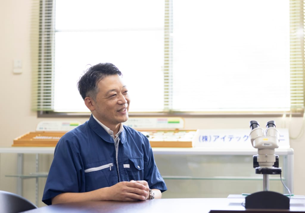 事務所のインタビューで笑顔を見せる株式会社アイテック・ツリタニの釣谷育宏代表取締役。