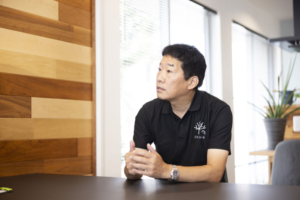 株式会社キノイエの代表取締役、樋口大介氏がオフィスでインタビューに応じている際の写真。
