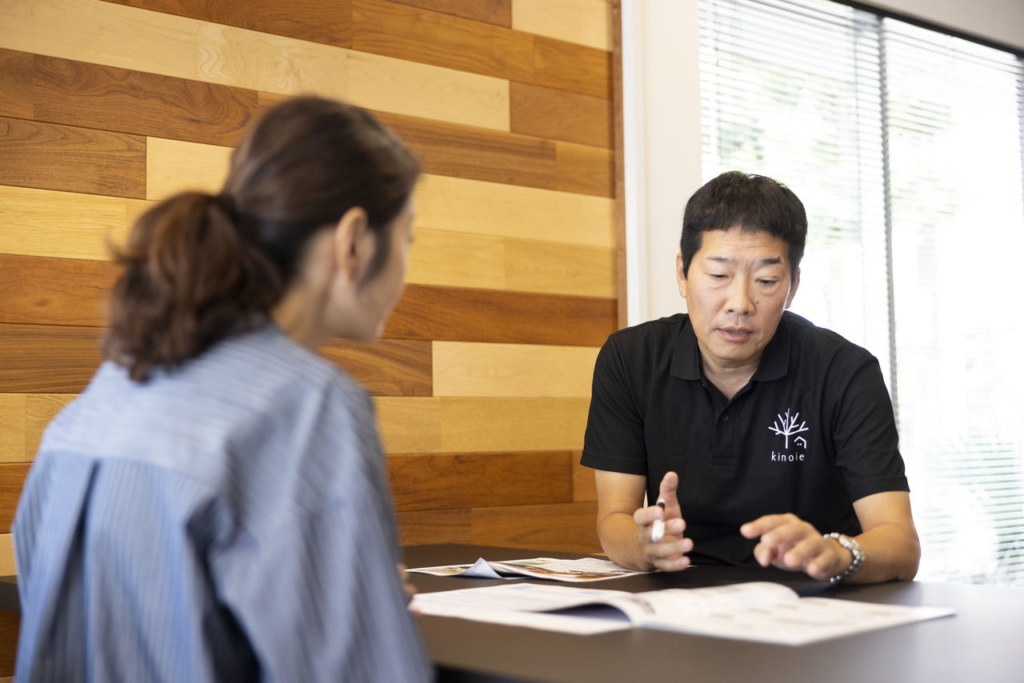 樋口大介代表取締役が、お客様と一対一で打ち合わせを行っている。