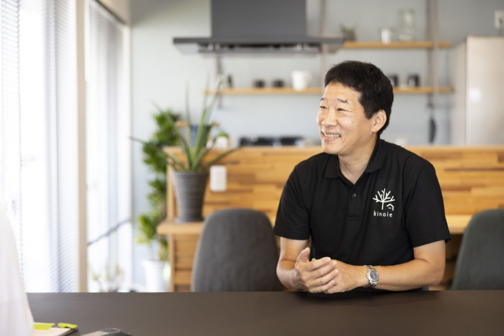 株式会社キノイエのオフィスで、樋口大介代表取締役がインタビューに答えている。
